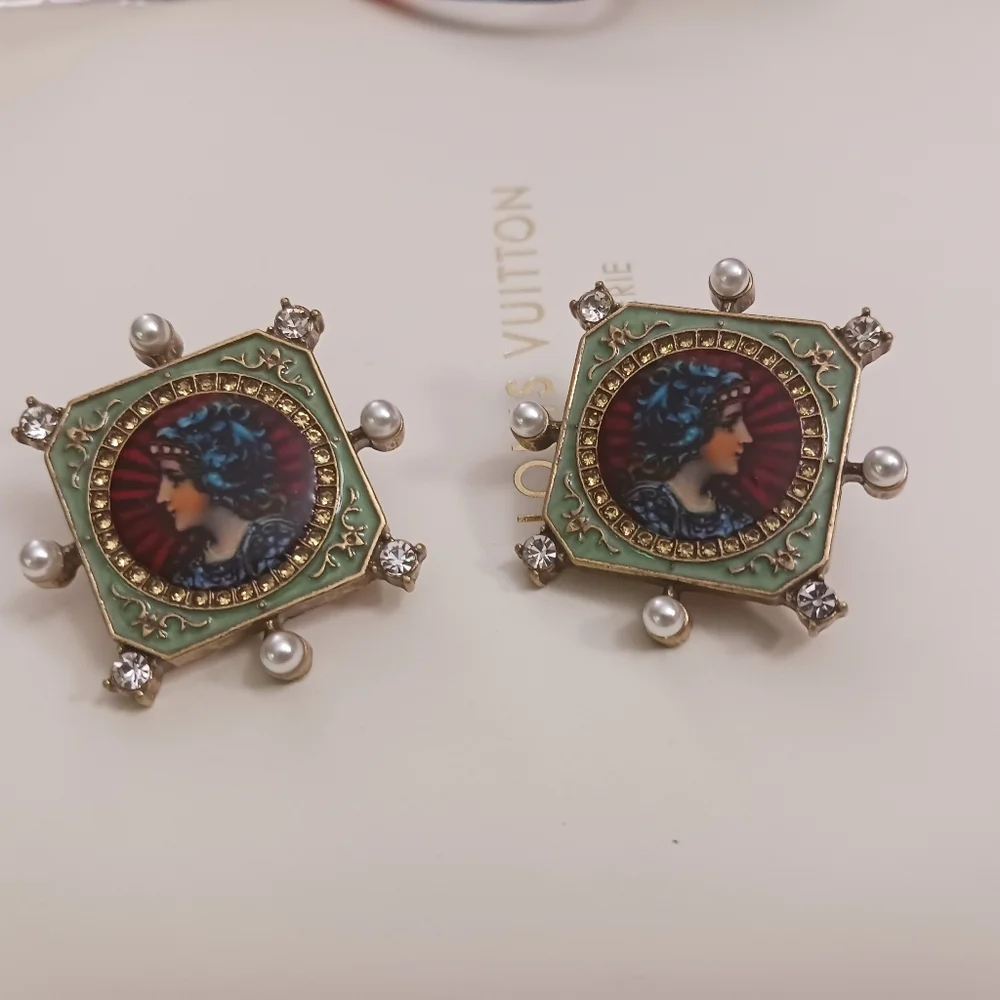 Kenneth JAY LANE Vintage-Inspired Gold and Green Earrings - Picture 2 of 9